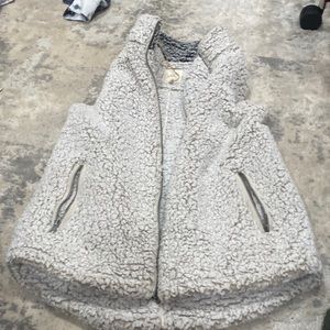 thread supply sleeveless sherpa jacket